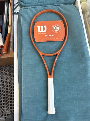 New Wilson Blade 98 V9 Roland Garros 4 3/8 10.8