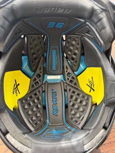 Medium Bauer Re-Akt 95 Helmet (Used)