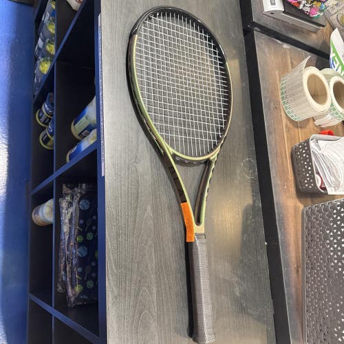 Used Wilson Blade PRO STOCK V8 G2 18x20 Kbade Mold. 9.9/10 Condition   New Poly