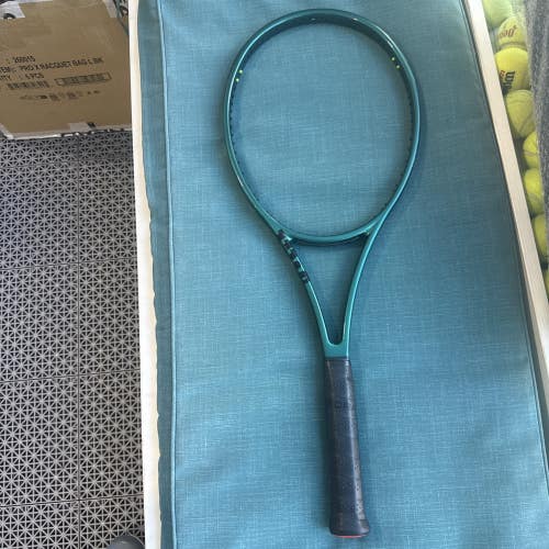 New Wilson Blade Prostock 98 v9 H22 Mold 16x19 4 3/8  Professional Racquet!