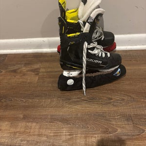 2022 Bauer Supreme M4 Hockey Skates Regular Width Size 6 (Used)