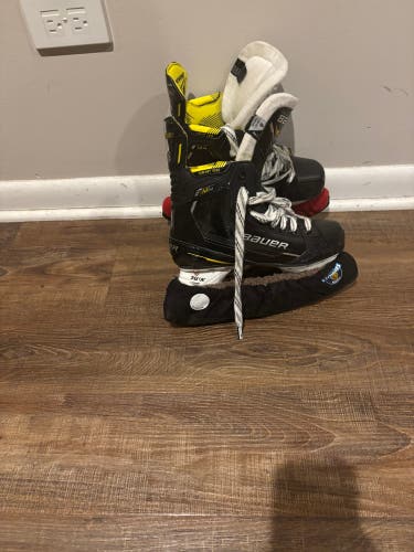 2022 Bauer Supreme M4 Hockey Skates Regular Width Size 6 (Used)