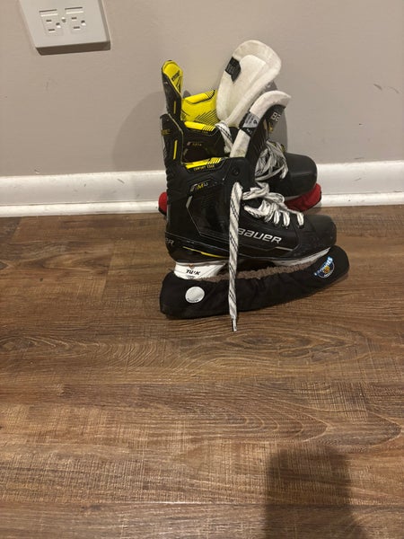 2022 Bauer Supreme M4 Hockey Skates Regular Width Size 6 (Used)
