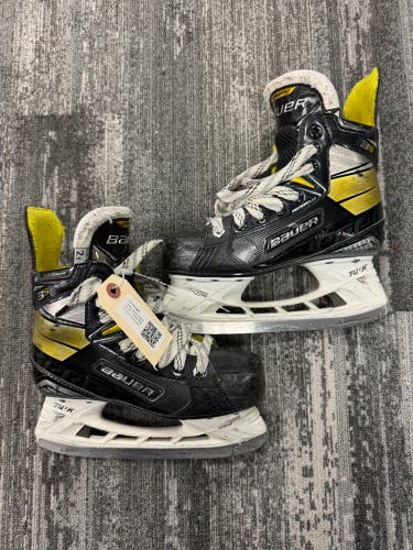 Junior Bauer Supreme 3S Hockey Skates Size 2.5 (Used)