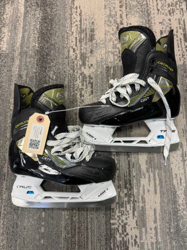 Junior True Catalyst 7 Hockey Skates Regular Width Size 3 (Used)