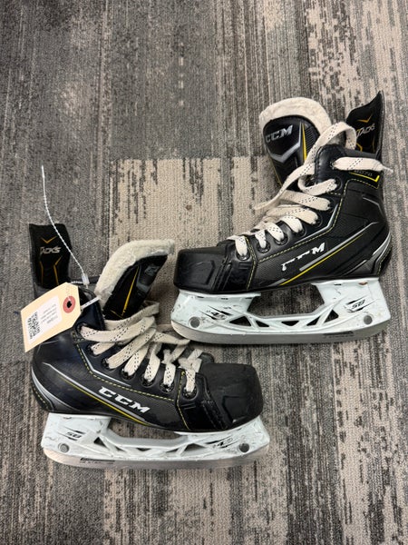 Junior CCM Tacks 9070 Hockey Skates Size 1.5 (Used)