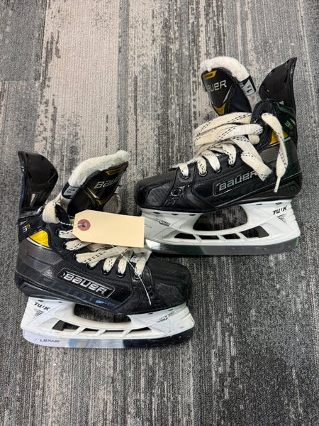 Junior Bauer Supreme 3S Pro Hockey Skates Extra Wide Width Size 1.5 (Used)