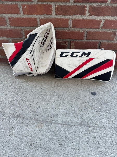 Junior CCM Extreme Flex E5.5 Goalie Gloves & Blockers Regular (Used)
