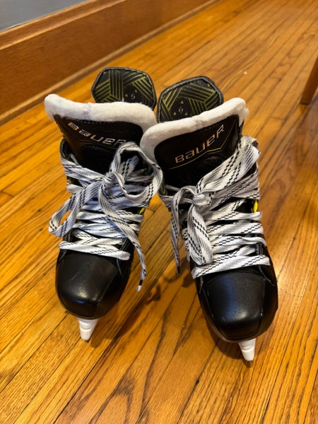 2025 Bauer Supreme M40 Junior Hockey Skates Extra Wide Width Size 1 (Used)