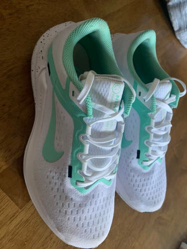 White Women's Size M 5.5 (W 6.5) Adult Nike Shoes (Used)