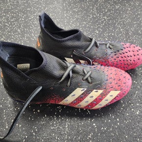 Used Adidas PREDATOR FREAK .1 Soccer Cleats Black And Pink Senior 8 11849-S000033310