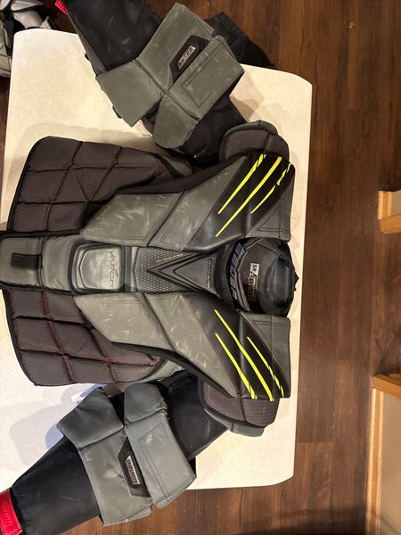 Large Bauer Hyperlite Goalie Chest Protector (Used)