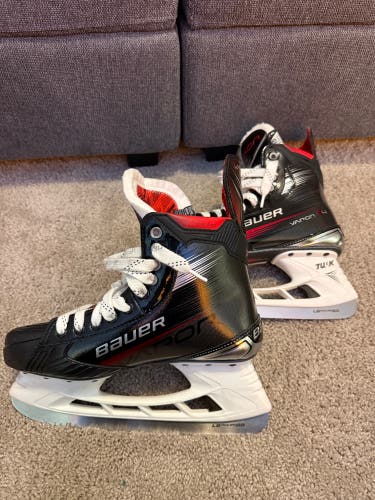 2023 Bauer Vapor X4 Hockey Skates Wide Width Pro Stock 10 (Used)