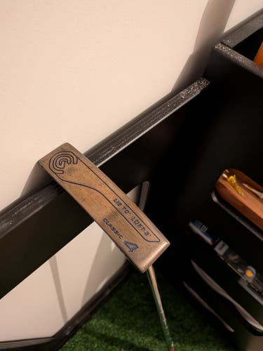 Cleveland Blade 2010 Classic 4 Right Handed Putter 35" (Used)