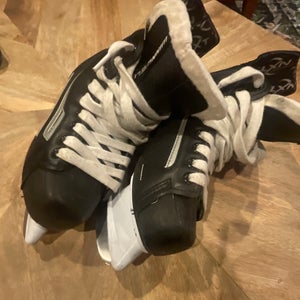 Winnwell Amp 300 Hockey Skates Size 2 (Used)
