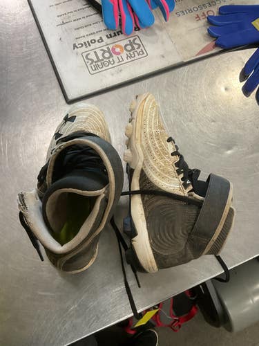 Used Under Armour BH BB/SB Cleats Black And White Junior 06 11614-S000224636