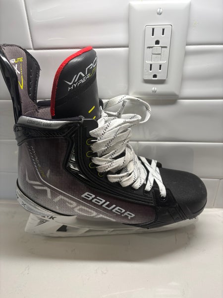 2021 Bauer Vapor Hyperlite Hockey Skates 8.5 (Used)