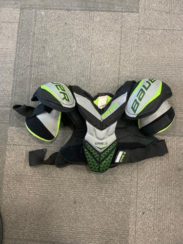 Used Bauer ONE.6 Intermediate Shoulder Pads MD 11614-S000222458