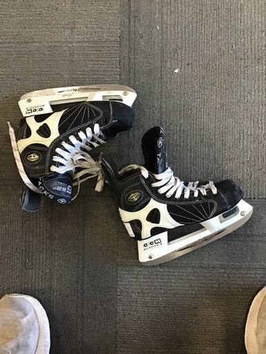 Used CCM SUPERTACKS 652 Junior Hockey Skate Junior 02.5 11614-S000202385