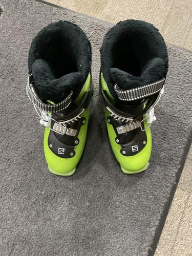 Used Salomon T2 Boys Snowboard Boots Green Adjustable 11614-S000224328
