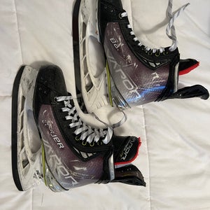 2021 Bauer Vapor Hyperlite Hockey Skates Size 5.5 (Used)