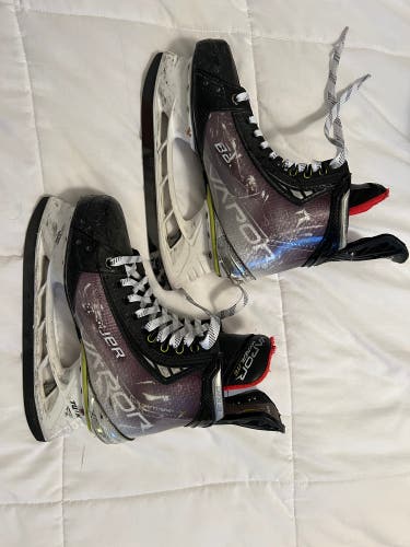 2021 Bauer Vapor Hyperlite Hockey Skates Size 5.5 (Used)