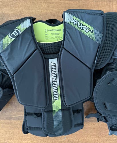 Small / Medium Warrior RITUAL X4 E Goalie Chest Protector (New)