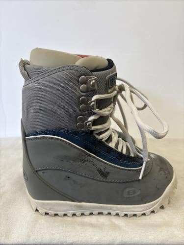 Youth Junior Size 3 Burton Freestyle Snowboard Boots.