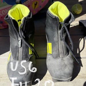Size 6.0 Fischer Cross Country Ski Boots (Used)