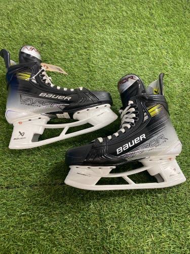 Senior Bauer Vapor Hyperlite 2 Hockey Skates 9.5 (Used)
