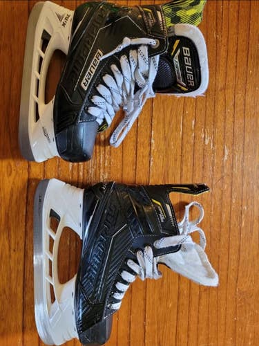 Bauer Ignite Pro Hockey Skates Extra Wide Width Size 2 (Used)
