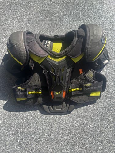Small Senior CCM Tacks Shoulder Pads (Used)
