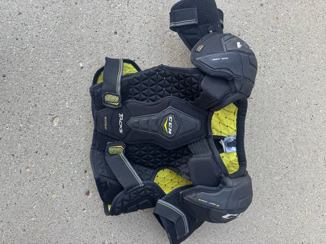 Large Junior CCM Tacks Shoulder Pads (Used)