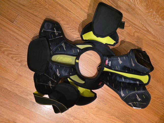 Large Junior CCM TACKS AS 580 Shoulder Pads (Used)