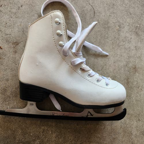 American Figure Skates B Adult 5 (Used)