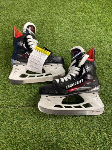 Intermediate Bauer Vapor X4 Hockey Skates Size 4 (New)