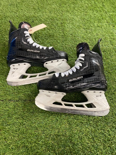 Intermediate Bauer Supreme Mach Hockey Skates 6.5 (Used)