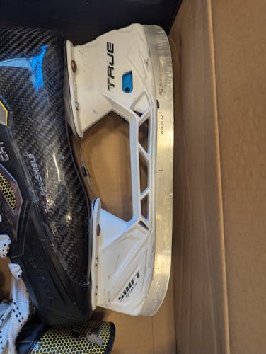 True Catalyst 9 Hockey Skates Regular Width Size 3 (Used)