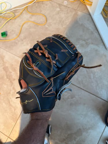 Easton Pro Collection RH Pitcher's Baseball Glove 11.75" (New)