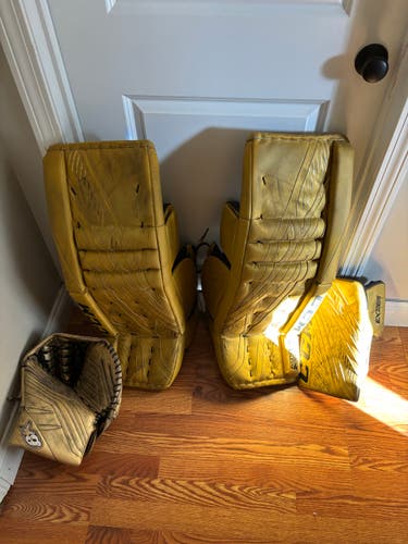 33" CCM Extreme Flex 4 Regular Goalie Full Set (Used)