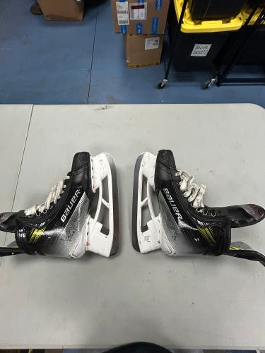 Bauer Vapor Hyperlite 2 Hockey Skates Regular Width 8.5 (Used)
