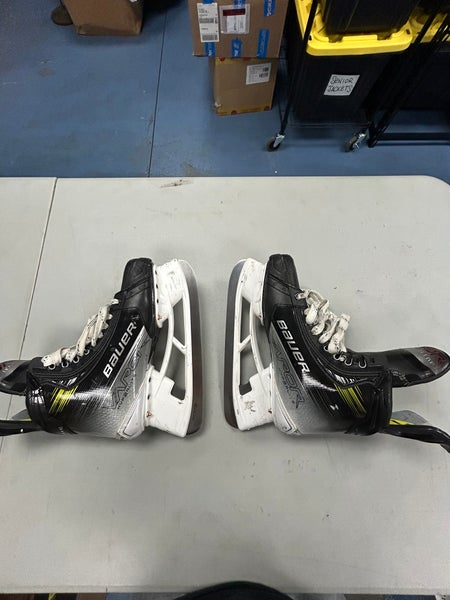 Bauer Vapor Hyperlite 2 Hockey Skates Regular Width 8.5 (Used)