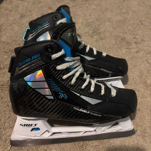 True TF9 Goalie Skates Regular Width Size 5 (Used)