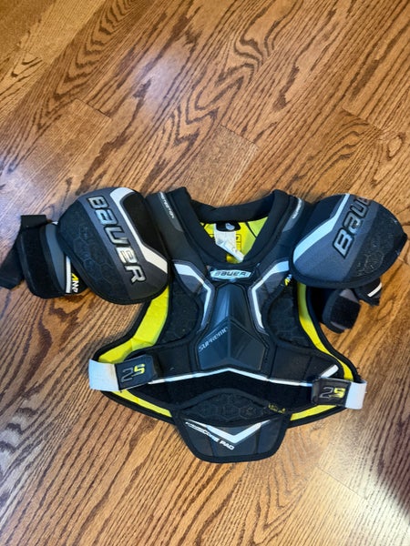 Medium Junior Bauer Supreme 2S Shoulder Pads (Used)