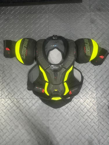 Men's Medium Intermediate Bauer Vapor 3X Pro Shoulder Pads (Used)