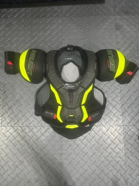Men's Medium Intermediate Bauer Vapor 3X Pro Shoulder Pads (Used)