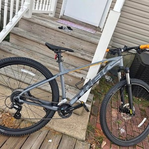 Men's Trek Marlin 5 Mountain Bike (Used)