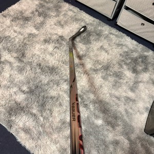 Senior Bauer Vapor Hyperlite 2 Right Handed Hockey Stick P28 77 Flex (New)