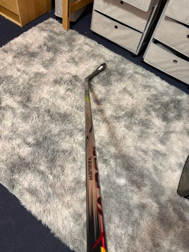 Senior Bauer Vapor Hyperlite 2 Right Handed Hockey Stick P28 77 Flex (New)