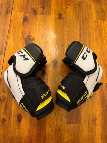 Junior Large CCM Tacks 9060 Elbow Pads (Used)